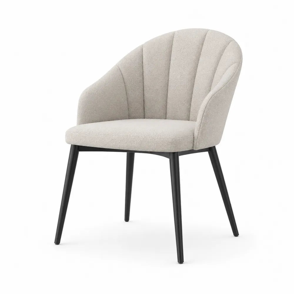 Chaise en tissu beige avec structure en métal